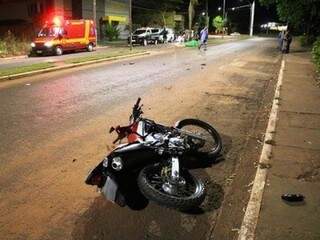 Motocicleta parou a cerca de 21 metros do local da colisão.(Foto: Ivi Notícias)