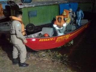 Pescadores foram resgatados por equipe do Corpo de Bombeiros (Foto: divulgação/Corpo de Bombeiros) 