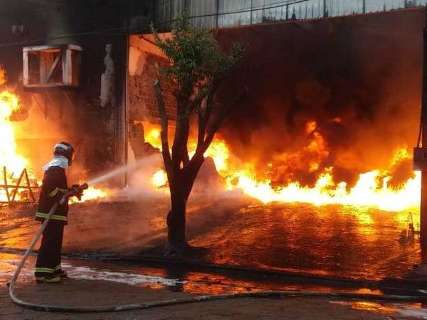Incêndio atinge depósito de loja e moradores tentam salvar mercadorias
