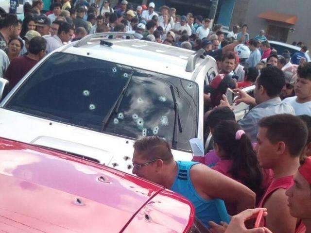 Tiroteio no centro de Ponta Por&atilde; deixa um morto e motociclista ferido