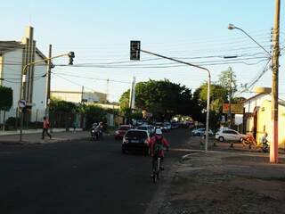 Veículo se arrisca e atravessa o cruzamento sem saber se o semáforo está fechado (Foto: Rodrigo Pazinato)