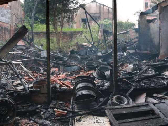 Susto logo cedo: inc&ecirc;ndio atinge dep&oacute;sito de pneus e sucata