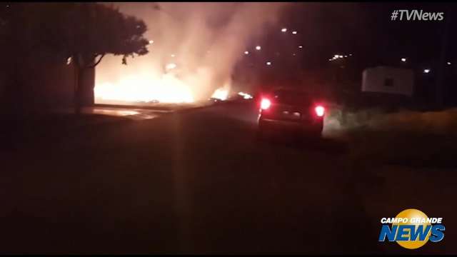 Mais um inc&ecirc;ndio na vegeta&ccedil;&atilde;o assusta moradores no Jardim Paradiso