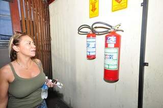 Extintores estão bem distribuídos pelo Bar Fly e dentro do prazo de validade (Foto: Luciano Muta)
