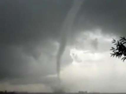 Tornado assusta moradores em área rural no interior; veja o vídeo