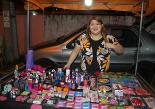 Emily vende produtos eróticos na feira.