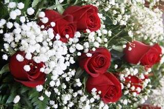 Todo ano, as rosas vermelhas imperam, de acordo com os floristas (Foto: Marcos Ermínio)