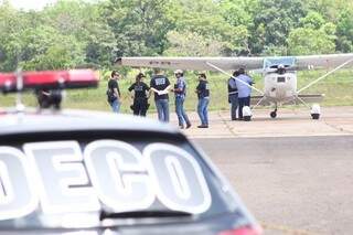 Em operação, Na oficina Tacape, no aeroporto Santa Maria, Deco apreendeu um avião monomotor CESNA 180, por conta de duas peças irregulares. (Foto: Marcos Ermínio)