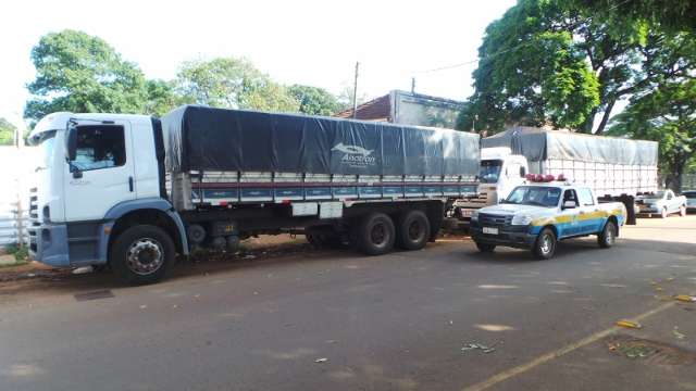 Policia apreende dois caminh&otilde;es com mil caixas de cigarros contrabandeado