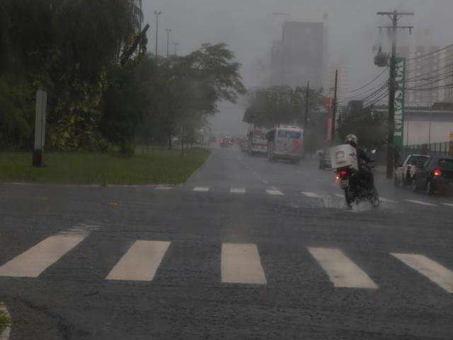 Chove forte em Campo Grande e c&oacute;rrego fica perto de transbordar