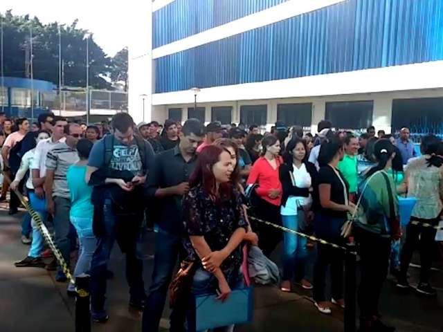 Feira com 200 vagas de emprego atrai multid&atilde;o para a universidade