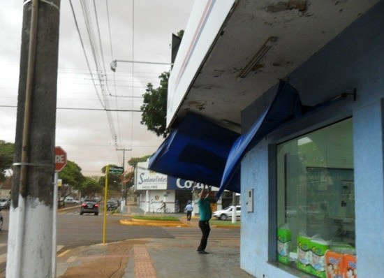  Vendaval em Dourados deixa cerca de 80 pontos da cidade sem energia