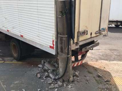 Caminhão desgovernado atinge poste na Maracaju e deixa região sem luz