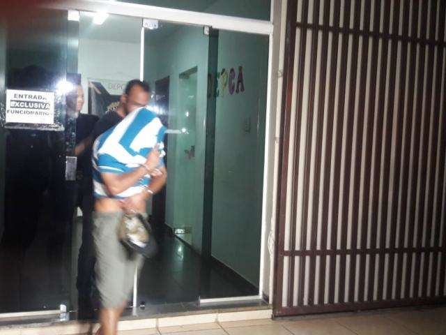 Delegado diz que professor abusou de alunos em sala de aula e pagou a v&iacute;tima