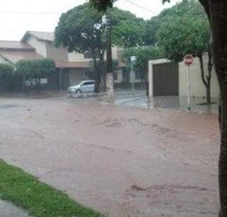 A chuva causou alagamentos e transtornos na região central da cidade de Deodápolis. (Foto: Direto das Ruas)