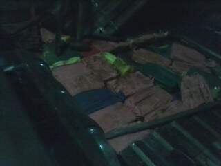 Tabletes de cocaína no fundo falso da carroceria da camionete. (Foto: Divulgação)
