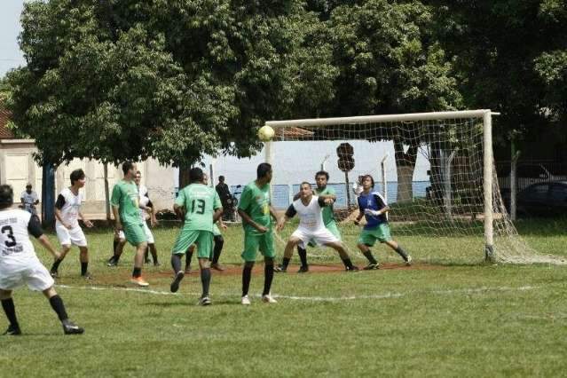 Jogo das Estrelas re&uacute;ne pol&iacute;ticos em campo de futebol na Moreninha 3 