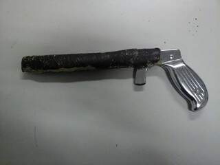 O bandido usou uma arma de brinquedo para assaltar a vítima (Foto: Divulgação/PM)