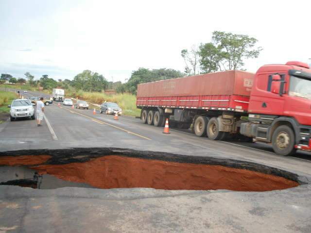  Obra emergencial tapa buraco e tr&aacute;fego &eacute; normalizado na BR-163 