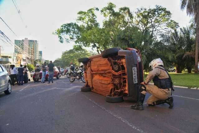 Carro tomba ap&oacute;s colis&atilde;o e tr&acirc;nsito fica lento na Afonso Pena