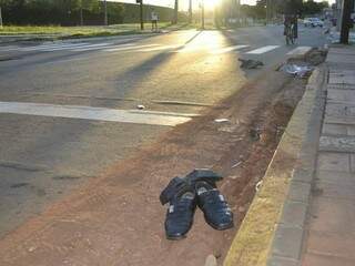 Acidente foi em cruzamento com semáforo na avenida Afonso Pena. Os  sapatos da vítima que ficaram na via. (Foto: Arquivo) 
