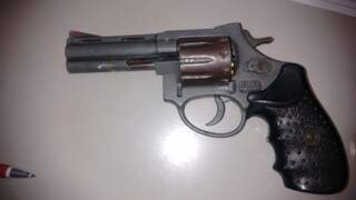 Arma usada por assaltante para atirar em policiais (Foto: Divulgação)