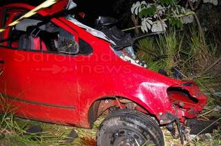 Carro ficou totalmente destruído (foto: Sidrolândia News)