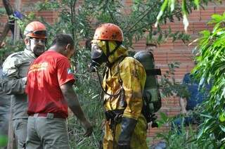 Bombeiros mantêm trabalhos para retirar corpo de poço (Foto: Marcelo Calazans)