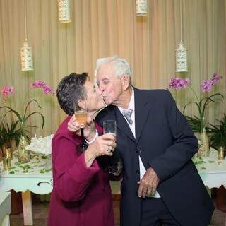 O beijo para marcar as 6 décadas juntos. (Foto: Célia Nazarko)