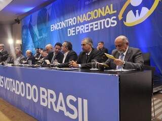 Governador na mesa de encontro nacional nesta sexta-feira. (Foto: Divulgação/PSDB)