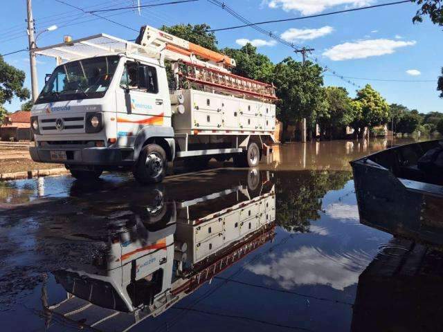 Energisa refor&ccedil;a n&uacute;mero de equipes em &aacute;reas atingidas por enchentes 