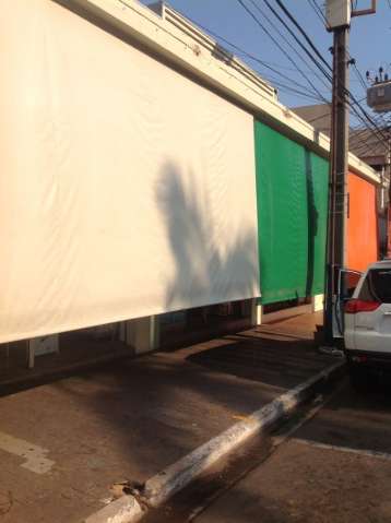 Leitor flagra toldos irregulares no Centro de Campo Grande