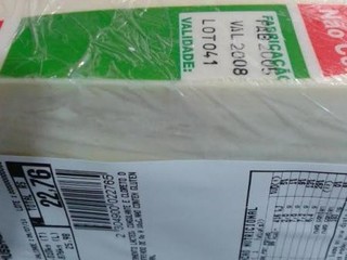Pedaço de queijo apresentada duas datas de validade, uma em 2008 e outra em 2014 (Foto: Arquivo Pessoal)