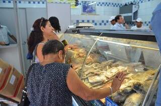 Preço do pescado varia até 207% em Dourados. (Foto: Vanderlei Aparecido)