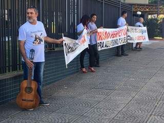 Alziro Amaral em frente ao fórum de Campo Grande (Foto: Guilherme Henri)