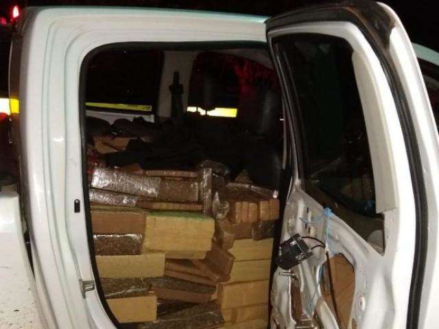 Ap&oacute;s persegui&ccedil;&atilde;o, traficante abandona S10 com 823 kg de maconha