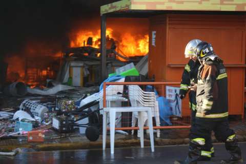 Gerente de loja incendiada reclama de falta de estrutura dos bombeiros