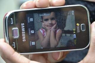 Gabriela, de 6 anos, virou papel de parede no celular da mãe, a doméstica Cristina Valverde. (Foto: Simão Nogueira)
