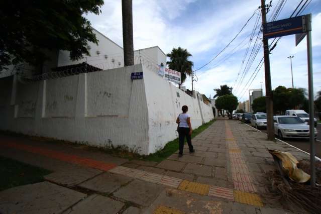 Abandonada, mans&atilde;o hist&oacute;rica tem piscina suja que &eacute; risco para vizinhos