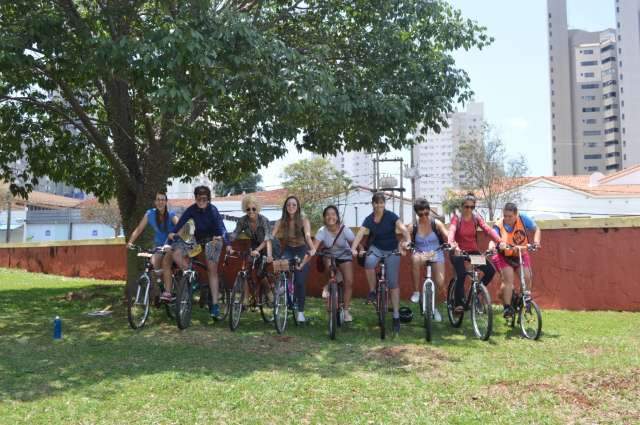 Para ocupar ruas pedalando, grupo ensina mulheres at&eacute; a trocar pneu de bike