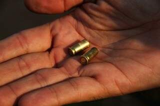 Cápsulas de bala foram recolhidas no local do crime (Foto: Marcos Ermínio)