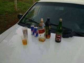 Bebidas apreendidas com ocupantes de automóvel em blitz recente. (Foto: Divulgação)