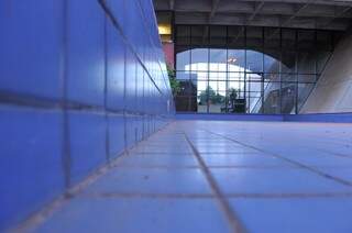 O espelho d&#039;água que &quot;enfeitava&quot; a entrada do centro de convenções está vazio. (Foto: Alcides Neto)