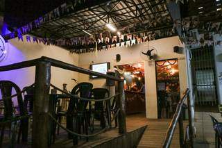 O bar está em clima de festa junina com bandeirolas (Foto: Henrique Kawaminami)