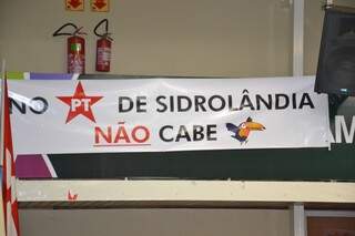 Faixa foi estendida no segundo piso do auditório por militantes petistas de Sidrolândia (Fotos: Nyelder Rodrigues)