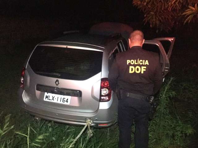 Condutor fura barreira e abandona Duster roubado com 200 kg de droga
