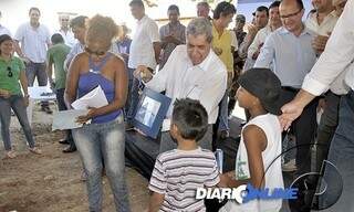 Sarlidey Machado recebeu as chaves da mão do governador (Foto: Anderson Gallo/Diário Online)