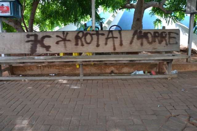 Pol&iacute;cia ca&ccedil;a v&acirc;ndalos que picharam amea&ccedil;as contra Rotai em ponto de t&aacute;xi