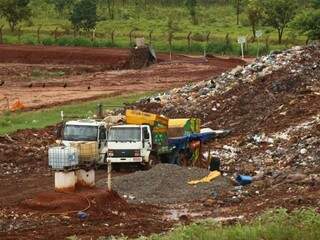 Caçambeiros realizando descarte de lixo acumulado em 100 caçambas, na manhã deste sábado (21). (Foto: André Bittar)