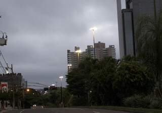Céu amanheceu fechado em Campo Grande e previsão é de chuva para o decorrer do dia (Foto: Saul Schramm)